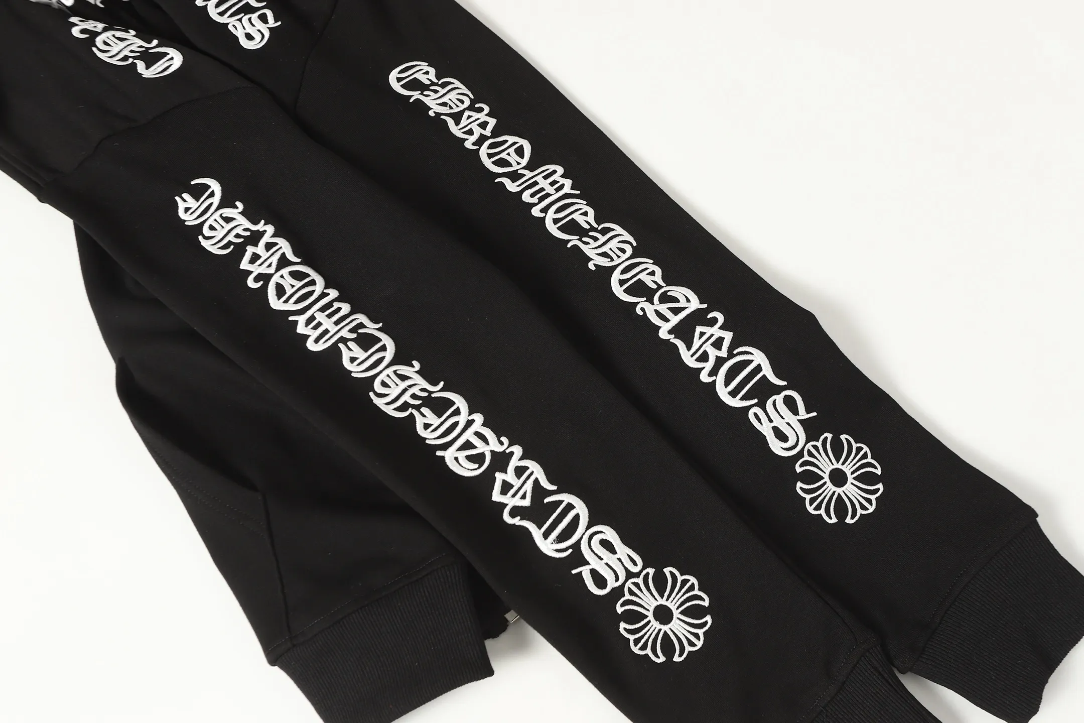 P280 Cross-border running quantity model, please do not place an order if you pursue quality - Chrome Hearts/Chrome Hearts Sanskrit embroidered high-density zipper sweatshirt cardigan jacket - High weight, high density and high quality. The wool is soft, delicate and skin-friendly. Soft and silky to the touch. Excellent warmth and skin-friendly properties. - Custom-woven and custom-dyed, no color difference. No matter the fabric or workmanship details, it beats the ordinary version on the market. - Hardware zipper accessories are all customized, full of details - Color: black gray - Size: S M L XL